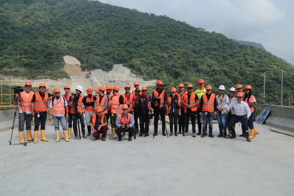 Visita Periodistas casa de Máquinas Hidroituango
Visita Periodistas casa de Máquinas Hidroituango
Fecha: Abril 11 y 12 2019
Para descargar esta fotografía en alta resolución, haga clic sobre la imagen hasta que la misma se despliegue en la pantalla completa; luego dé clic derecho y elija la opción "guardar imagen como". 
En caso de publicación por cualquier medio, solicitamos acompañarla del crédito: "Foto EPM
Palabras clave: Visita Periodistas casa de Máquinas Hidroituango