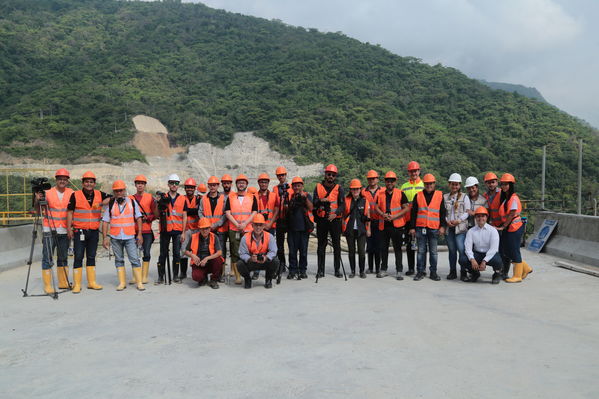Visita Periodistas casa de Máquinas Hidroituango
Visita Periodistas casa de Máquinas Hidroituango
Fecha: Abril 11 y 12 2019
Para descargar esta fotografía en alta resolución, haga clic sobre la imagen hasta que la misma se despliegue en la pantalla completa; luego dé clic derecho y elija la opción "guardar imagen como". 
En caso de publicación por cualquier medio, solicitamos acompañarla del crédito: "Foto EPM
Palabras clave: Visita Periodistas casa de Máquinas Hidroituango