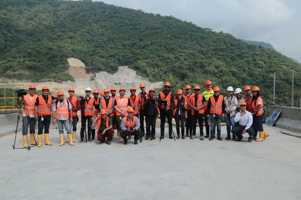 Visita Periodistas casa de Máquinas Hidroituango
Visita Periodistas casa de Máquinas Hidroituango
Fecha: Abril 11 y 12 2019
Para descargar esta fotografía en alta resolución, haga clic sobre la imagen hasta que la misma se despliegue en la pantalla completa; luego dé clic derecho y elija la opción "guardar imagen como". 
En caso de publicación por cualquier medio, solicitamos acompañarla del crédito: "Foto EPM
Palabras clave: Visita Periodistas casa de Máquinas Hidroituango