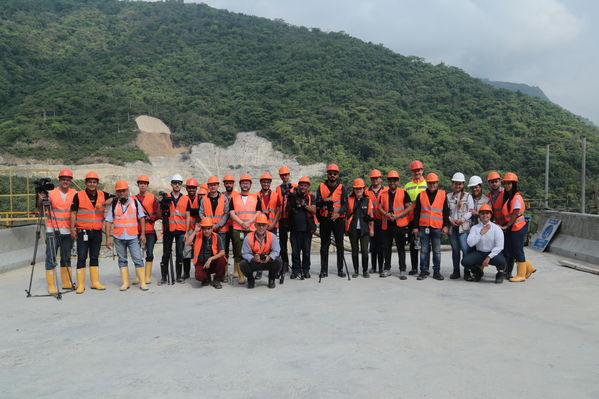 Visita Periodistas casa de Máquinas Hidroituango
Visita Periodistas casa de Máquinas Hidroituango
Fecha: Abril 11 y 12 2019
Para descargar esta fotografía en alta resolución, haga clic sobre la imagen hasta que la misma se despliegue en la pantalla completa; luego dé clic derecho y elija la opción "guardar imagen como". 
En caso de publicación por cualquier medio, solicitamos acompañarla del crédito: "Foto EPM
Palabras clave: Visita Periodistas casa de Máquinas Hidroituango