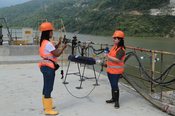 Visita Periodistas casa de Máquinas Hidroituango
Visita Periodistas casa de Máquinas Hidroituango
Fecha: Abril 11 y 12 2019
Para descargar esta fotografía en alta resolución, haga clic sobre la imagen hasta que la misma se despliegue en la pantalla completa; luego dé clic derecho y elija la opción "guardar imagen como". 
En caso de publicación por cualquier medio, solicitamos acompañarla del crédito: "Foto EPM
Palabras clave: Visita Periodistas casa de Máquinas Hidroituango