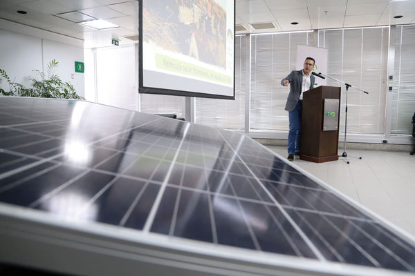 Energía solar Guatapé
Energía solar Guatapé
Fecha: 18 Abril 2018
Para descargar esta fotografía en alta resolución, haga clic sobre la imagen hasta que la misma se despliegue en la pantalla completa; luego dé clic derecho y elija la opción "guardar imagen como". 
En caso de publicación por cualquier medio, solicitamos acompañarla del crédito: "Foto EPM"
Palabras clave: Energía solar Guatapé