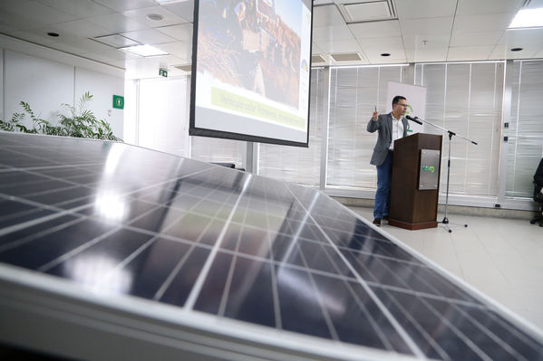 Energía solar Guatapé
Energía solar Guatapé
Fecha: 18 Abril 2018
Para descargar esta fotografía en alta resolución, haga clic sobre la imagen hasta que la misma se despliegue en la pantalla completa; luego dé clic derecho y elija la opción "guardar imagen como". 
En caso de publicación por cualquier medio, solicitamos acompañarla del crédito: "Foto EPM"
Palabras clave: Energía solar Guatapé