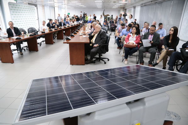 Energía solar Guatapé
Energía solar Guatapé
Fecha: 18 Abril 2018
Para descargar esta fotografía en alta resolución, haga clic sobre la imagen hasta que la misma se despliegue en la pantalla completa; luego dé clic derecho y elija la opción "guardar imagen como". 
En caso de publicación por cualquier medio, solicitamos acompañarla del crédito: "Foto EPM"
Palabras clave: Energía solar Guatapé