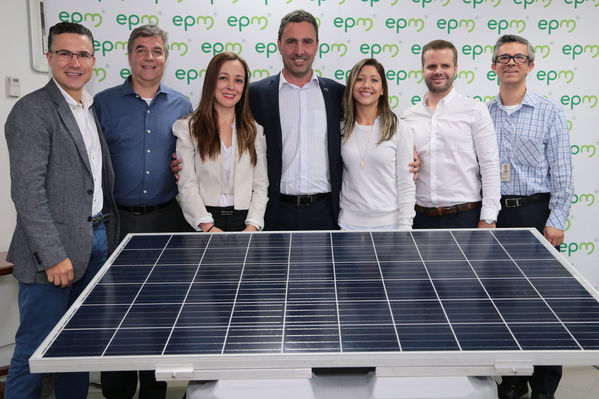 Energía solar Guatapé
Energía solar Guatapé
Fecha: 18 Abril 2018
Para descargar esta fotografía en alta resolución, haga clic sobre la imagen hasta que la misma se despliegue en la pantalla completa; luego dé clic derecho y elija la opción "guardar imagen como". 
En caso de publicación por cualquier medio, solicitamos acompañarla del crédito: "Foto EPM"
Palabras clave: Energía solar Guatapé
