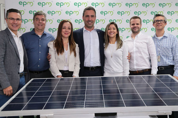 Energía solar Guatapé
Energía solar Guatapé
Fecha: 18 Abril 2018
Para descargar esta fotografía en alta resolución, haga clic sobre la imagen hasta que la misma se despliegue en la pantalla completa; luego dé clic derecho y elija la opción "guardar imagen como". 
En caso de publicación por cualquier medio, solicitamos acompañarla del crédito: "Foto EPM"
Palabras clave: Energía solar Guatapé