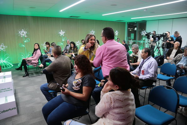 Ganadores de Encendamos la alegría 2017
Ganadores de Encendamos la alegría 2017
Fecha: Abril 21 de 2017
Para descargar esta fotografía en alta resolución, haga clic sobre la imagen hasta que la misma se despliegue en la pantalla completa; luego dé clic derecho y elija la opción "guardar imagen como". 
En caso de publicación por cualquier medio, solicitamos acompañarla del crédito: "Foto EPM"
Palabras clave: Ganadores Encendamos alegría 2017