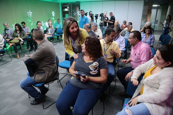 Ganadores de Encendamos la alegría 2017
Ganadores de Encendamos la alegría 2017
Fecha: Abril 21 de 2017
Para descargar esta fotografía en alta resolución, haga clic sobre la imagen hasta que la misma se despliegue en la pantalla completa; luego dé clic derecho y elija la opción "guardar imagen como". 
En caso de publicación por cualquier medio, solicitamos acompañarla del crédito: "Foto EPM"
Palabras clave: Ganadores Encendamos alegría 2017