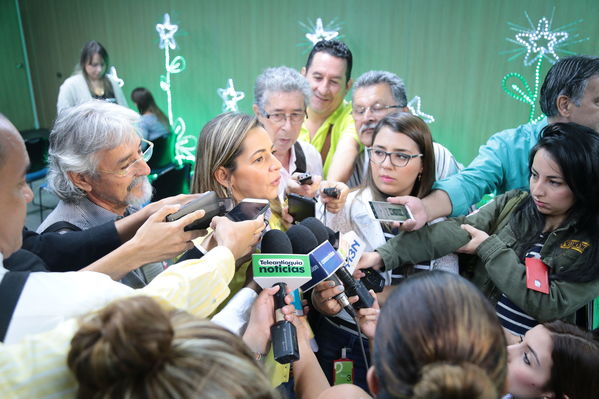 Ganadores de Encendamos la alegría 2017
Ganadores de Encendamos la alegría 2017
Fecha: Abril 21 de 2017
Para descargar esta fotografía en alta resolución, haga clic sobre la imagen hasta que la misma se despliegue en la pantalla completa; luego dé clic derecho y elija la opción "guardar imagen como". 
En caso de publicación por cualquier medio, solicitamos acompañarla del crédito: "Foto EPM"
Palabras clave: Ganadores Encendamos alegría 2017
