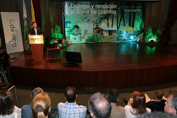 Rendición pública de cuentas
Rendición pública de cuentas 
Fecha: Abril 24 de 2015
Para descargar esta fotografía en alta resolución, haga clic sobre la imagen hasta que la misma se despliegue en la pantalla completa; luego dé clic derecho y elija la opción "guardar imagen como". 
En caso de publicación por cualquier medio, solicitamos acompañarla del crédito: "Foto EPM"

Palabras clave: Rendición pública cuentas