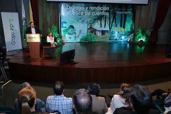 Rendición pública de cuentas 
Rendición pública de cuentas 
Fecha: Abril 24 de 2015
Para descargar esta fotografía en alta resolución, haga clic sobre la imagen hasta que la misma se despliegue en la pantalla completa; luego dé clic derecho y elija la opción "guardar imagen como". 
En caso de publicación por cualquier medio, solicitamos acompañarla del crédito: "Foto EPM"
Palabras clave: Rendición pública cuentas