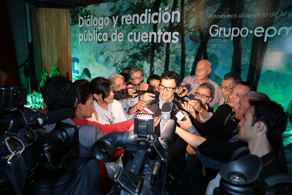 Rendición pública de cuentas 
Rendición pública de cuentas 
Fecha: Abril 24 de 2015
Para descargar esta fotografía en alta resolución, haga clic sobre la imagen hasta que la misma se despliegue en la pantalla completa; luego dé clic derecho y elija la opción "guardar imagen como". 
En caso de publicación por cualquier medio, solicitamos acompañarla del crédito: "Foto EPM"
Palabras clave: Rendición pública cuentas