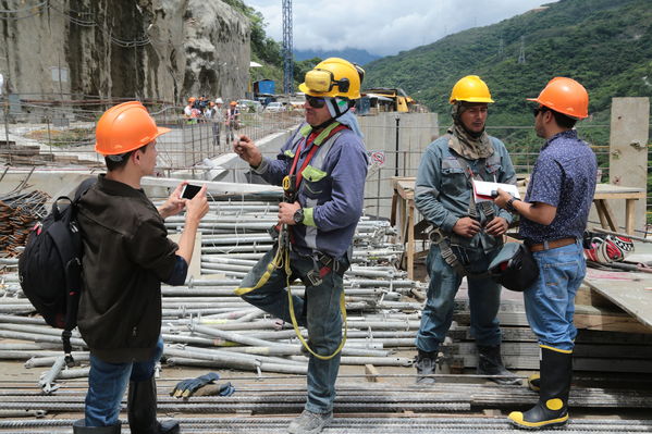 Visita medios comunicación Proyecto Hidroituango
Visita medios comunicación Proyecto Hidroituango. 
Fecha: 27 Abril 2018.
Para descargar esta fotografía en alta resolución, haga clic sobre la imagen hasta que la misma se despliegue en la pantalla completa; luego dé clic derecho y elija la opción "guardar imagen como". 
En caso de publicación por cualquier medio, solicitamos acompañarla del crédito: "Foto EPM"
Palabras clave: Visita medios comunicación Proyecto Hidroituango