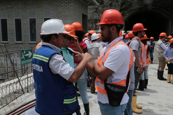 Visita medios comunicación Proyecto Hidroituango
Visita medios comunicación Proyecto Hidroituango. 
Fecha: 27 Abril 2018.
Para descargar esta fotografía en alta resolución, haga clic sobre la imagen hasta que la misma se despliegue en la pantalla completa; luego dé clic derecho y elija la opción "guardar imagen como". 
En caso de publicación por cualquier medio, solicitamos acompañarla del crédito: "Foto EPM"
Palabras clave: Visita medios comunicación Proyecto Hidroituango