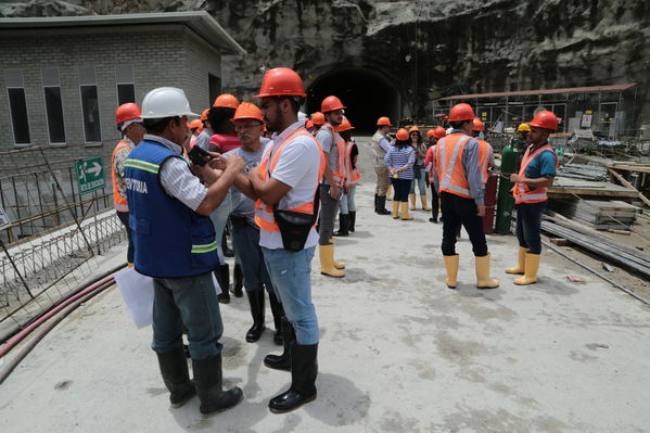 Visita medios comunicación Proyecto Hidroituango
Visita medios comunicación Proyecto Hidroituango. 
Fecha: 27 Abril 2018.
Para descargar esta fotografía en alta resolución, haga clic sobre la imagen hasta que la misma se despliegue en la pantalla completa; luego dé clic derecho y elija la opción "guardar imagen como". 
En caso de publicación por cualquier medio, solicitamos acompañarla del crédito: "Foto EPM"
Palabras clave: Visita medios comunicación Proyecto Hidroituango