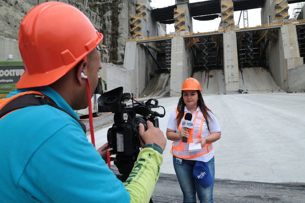 Visita medios comunicación Proyecto Hidroituango
Visita medios comunicación Proyecto Hidroituango. 
Fecha: 27 Abril 2018.
Para descargar esta fotografía en alta resolución, haga clic sobre la imagen hasta que la misma se despliegue en la pantalla completa; luego dé clic derecho y elija la opción "guardar imagen como". 
En caso de publicación por cualquier medio, solicitamos acompañarla del crédito: "Foto EPM"
Palabras clave: Visita medios comunicación Proyecto Hidroituango