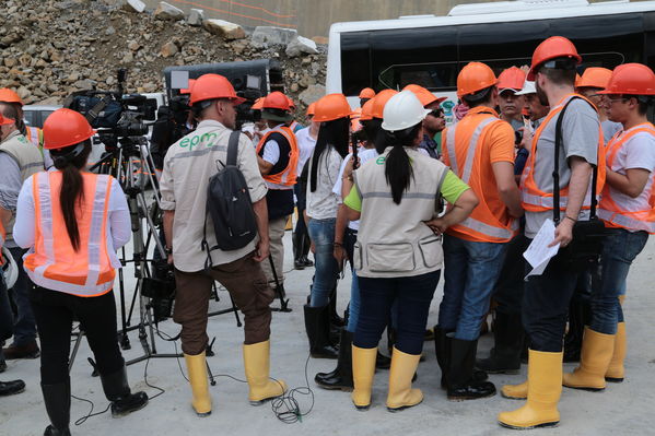 Visita medios comunicación Proyecto Hidroituango
Visita medios comunicación Proyecto Hidroituango. 
Fecha: 27 Abril 2018.
Para descargar esta fotografía en alta resolución, haga clic sobre la imagen hasta que la misma se despliegue en la pantalla completa; luego dé clic derecho y elija la opción "guardar imagen como". 
En caso de publicación por cualquier medio, solicitamos acompañarla del crédito: "Foto EPM"
Palabras clave: Visita medios comunicación Proyecto Hidroituango