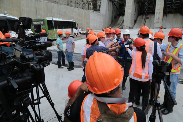 Visita medios comunicación Proyecto Hidroituango
Visita medios comunicación Proyecto Hidroituango. 
Fecha: 27 Abril 2018.
Para descargar esta fotografía en alta resolución, haga clic sobre la imagen hasta que la misma se despliegue en la pantalla completa; luego dé clic derecho y elija la opción "guardar imagen como". 
En caso de publicación por cualquier medio, solicitamos acompañarla del crédito: "Foto EPM"
Palabras clave: Visita medios comunicación Proyecto Hidroituango