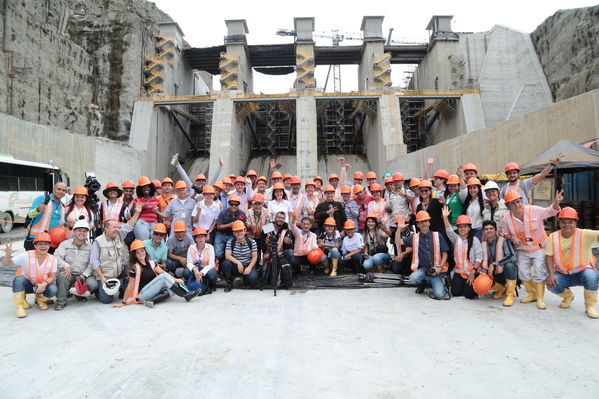 Visita medios comunicación Proyecto Hidroituango
Visita medios comunicación Proyecto Hidroituango. 
Fecha: 27 Abril 2018.
Para descargar esta fotografía en alta resolución, haga clic sobre la imagen hasta que la misma se despliegue en la pantalla completa; luego dé clic derecho y elija la opción "guardar imagen como". 
En caso de publicación por cualquier medio, solicitamos acompañarla del crédito: "Foto EPM"
Palabras clave: Visita medios comunicación Proyecto Hidroituango