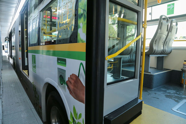 Presentación primer bus articulado eléctrico
Presentación del primer bus articulado eléctrico
Fecha: Abril 3 de 2018
Para descargar esta fotografía en alta resolución, haga clic sobre la imagen hasta que la misma se despliegue en la pantalla completa; luego dé clic derecho y elija la opción "guardar imagen como". 
En caso de publicación por cualquier medio, solicitamos acompañarla del crédito: "Foto EPM"

Palabras clave: Presentación primer bus articulado eléctrico
