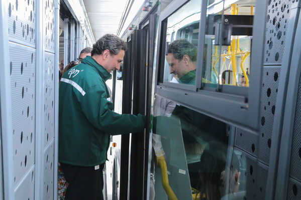 Presentación primer bus articulado eléctrico
Presentación del primer bus articulado eléctrico
Fecha: Abril 3 de 2018
Para descargar esta fotografía en alta resolución, haga clic sobre la imagen hasta que la misma se despliegue en la pantalla completa; luego dé clic derecho y elija la opción "guardar imagen como". 
En caso de publicación por cualquier medio, solicitamos acompañarla del crédito: "Foto EPM"

Palabras clave: Presentación primer bus articulado eléctrico