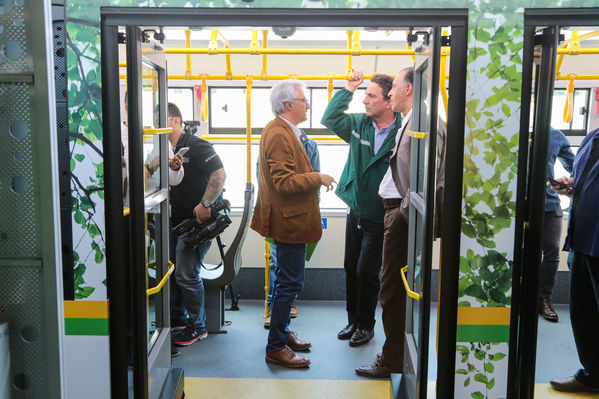 Presentación primer bus articulado eléctrico
Presentación del primer bus articulado eléctrico
Fecha: Abril 3 de 2018
Para descargar esta fotografía en alta resolución, haga clic sobre la imagen hasta que la misma se despliegue en la pantalla completa; luego dé clic derecho y elija la opción "guardar imagen como". 
En caso de publicación por cualquier medio, solicitamos acompañarla del crédito: "Foto EPM"

Palabras clave: Presentación primer bus articulado eléctrico