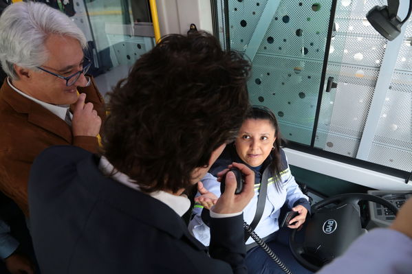 Presentación primer bus articulado eléctrico
Presentación del primer bus articulado eléctrico
Fecha: Abril 3 de 2018
Para descargar esta fotografía en alta resolución, haga clic sobre la imagen hasta que la misma se despliegue en la pantalla completa; luego dé clic derecho y elija la opción "guardar imagen como". 
En caso de publicación por cualquier medio, solicitamos acompañarla del crédito: "Foto EPM"

Palabras clave: Presentación primer bus articulado eléctrico