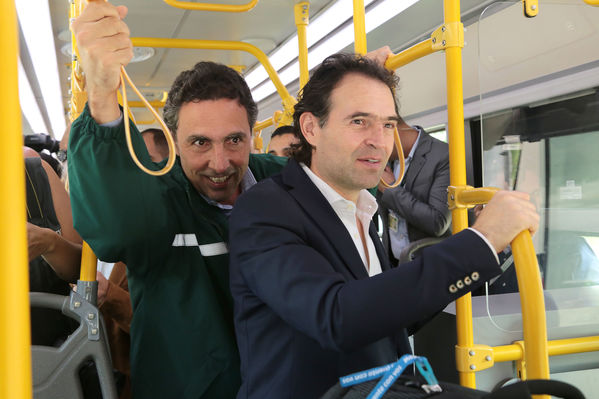 Presentación primer bus articulado eléctrico
Presentación del primer bus articulado eléctrico
Fecha: Abril 3 de 2018
Para descargar esta fotografía en alta resolución, haga clic sobre la imagen hasta que la misma se despliegue en la pantalla completa; luego dé clic derecho y elija la opción "guardar imagen como". 
En caso de publicación por cualquier medio, solicitamos acompañarla del crédito: "Foto EPM"

Palabras clave: Presentación primer bus articulado eléctrico