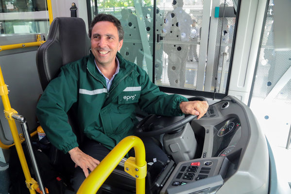 Presentación primer bus articulado eléctrico
Presentación del primer bus articulado eléctrico
Fecha: Abril 3 de 2018
Para descargar esta fotografía en alta resolución, haga clic sobre la imagen hasta que la misma se despliegue en la pantalla completa; luego dé clic derecho y elija la opción "guardar imagen como". 
En caso de publicación por cualquier medio, solicitamos acompañarla del crédito: "Foto EPM"
Palabras clave: Presentación primer bus articulado eléctrico