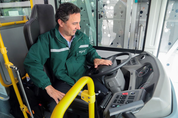 Presentación primer bus articulado eléctrico
Presentación del primer bus articulado eléctrico
Fecha: Abril 3 de 2018
Para descargar esta fotografía en alta resolución, haga clic sobre la imagen hasta que la misma se despliegue en la pantalla completa; luego dé clic derecho y elija la opción "guardar imagen como". 
En caso de publicación por cualquier medio, solicitamos acompañarla del crédito: "Foto EPM"
Palabras clave: Presentación primer bus articulado eléctrico