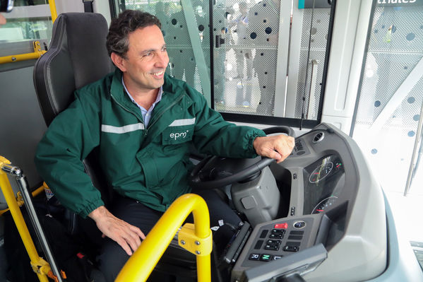 Presentación primer bus articulado eléctrico
Presentación del primer bus articulado eléctrico
Fecha: Abril 3 de 2018
Para descargar esta fotografía en alta resolución, haga clic sobre la imagen hasta que la misma se despliegue en la pantalla completa; luego dé clic derecho y elija la opción "guardar imagen como". 
En caso de publicación por cualquier medio, solicitamos acompañarla del crédito: "Foto EPM"
Palabras clave: Presentación primer bus articulado eléctrico
