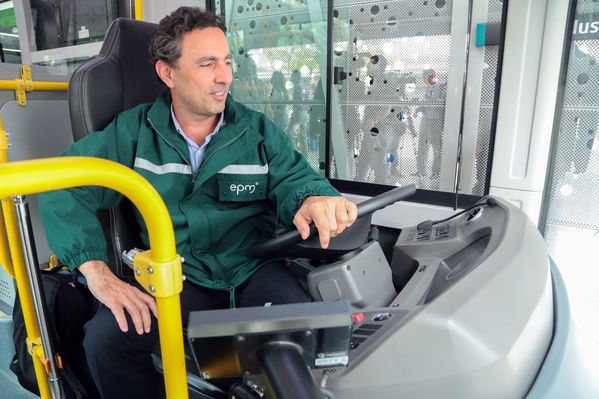 Presentación primer bus articulado eléctrico
Presentación del primer bus articulado eléctrico
Fecha: Abril 3 de 2018
Para descargar esta fotografía en alta resolución, haga clic sobre la imagen hasta que la misma se despliegue en la pantalla completa; luego dé clic derecho y elija la opción "guardar imagen como". 
En caso de publicación por cualquier medio, solicitamos acompañarla del crédito: "Foto EPM"
Palabras clave: Presentación primer bus articulado eléctrico