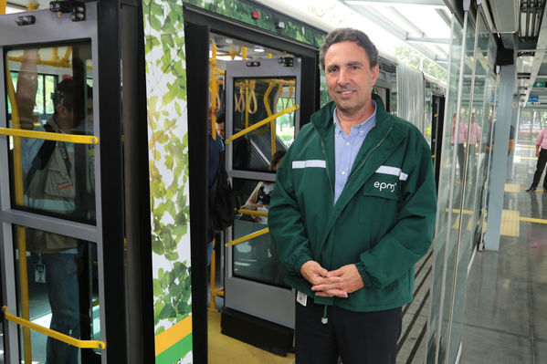 Presentación primer bus articulado eléctrico
Presentación del primer bus articulado eléctrico
Fecha: Abril 3 de 2018
Para descargar esta fotografía en alta resolución, haga clic sobre la imagen hasta que la misma se despliegue en la pantalla completa; luego dé clic derecho y elija la opción "guardar imagen como". 
En caso de publicación por cualquier medio, solicitamos acompañarla del crédito: "Foto EPM"
Palabras clave: Presentación primer bus articulado eléctrico