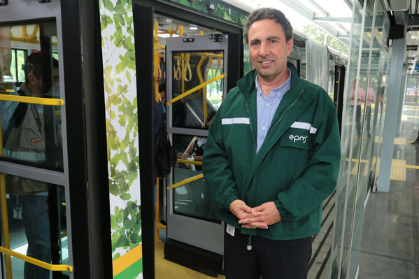 Presentación primer bus articulado eléctrico
Presentación del primer bus articulado eléctrico
Fecha: Abril 3 de 2018
Para descargar esta fotografía en alta resolución, haga clic sobre la imagen hasta que la misma se despliegue en la pantalla completa; luego dé clic derecho y elija la opción "guardar imagen como". 
En caso de publicación por cualquier medio, solicitamos acompañarla del crédito: "Foto EPM"
Palabras clave: Presentación primer bus articulado eléctrico