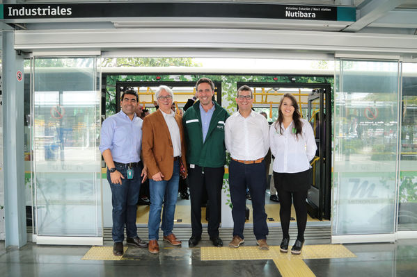 Presentación primer bus articulado eléctrico
Presentación del primer bus articulado eléctrico
Fecha: Abril 3 de 2018
Para descargar esta fotografía en alta resolución, haga clic sobre la imagen hasta que la misma se despliegue en la pantalla completa; luego dé clic derecho y elija la opción "guardar imagen como". 
En caso de publicación por cualquier medio, solicitamos acompañarla del crédito: "Foto EPM"
Palabras clave: Presentación primer bus articulado eléctrico