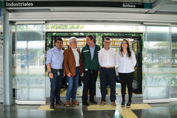 Presentación primer bus articulado eléctrico
Presentación del primer bus articulado eléctrico
Fecha: Abril 3 de 2018
Para descargar esta fotografía en alta resolución, haga clic sobre la imagen hasta que la misma se despliegue en la pantalla completa; luego dé clic derecho y elija la opción "guardar imagen como". 
En caso de publicación por cualquier medio, solicitamos acompañarla del crédito: "Foto EPM"
Palabras clave: Presentación primer bus articulado eléctrico