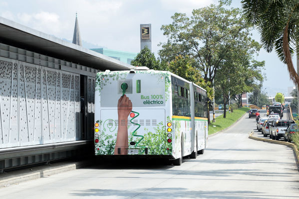Presentación primer bus articulado eléctrico
Presentación del primer bus articulado eléctrico
Fecha: Abril 3 de 2018
Para descargar esta fotografía en alta resolución, haga clic sobre la imagen hasta que la misma se despliegue en la pantalla completa; luego dé clic derecho y elija la opción "guardar imagen como". 
En caso de publicación por cualquier medio, solicitamos acompañarla del crédito: "Foto EPM"
Palabras clave: Presentación primer bus articulado eléctrico