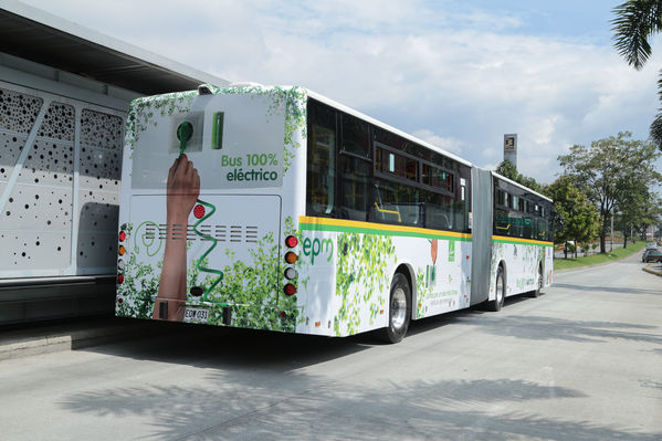 Presentación primer bus articulado eléctrico
Presentación del primer bus articulado eléctrico
Fecha: Abril 3 de 2018
Para descargar esta fotografía en alta resolución, haga clic sobre la imagen hasta que la misma se despliegue en la pantalla completa; luego dé clic derecho y elija la opción "guardar imagen como". 
En caso de publicación por cualquier medio, solicitamos acompañarla del crédito: "Foto EPM"
Palabras clave: Presentación primer bus articulado eléctrico