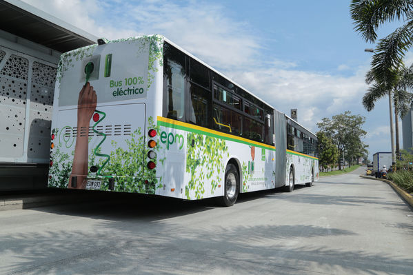 Presentación primer bus articulado eléctrico
Presentación del primer bus articulado eléctrico
Fecha: Abril 3 de 2018
Para descargar esta fotografía en alta resolución, haga clic sobre la imagen hasta que la misma se despliegue en la pantalla completa; luego dé clic derecho y elija la opción "guardar imagen como". 
En caso de publicación por cualquier medio, solicitamos acompañarla del crédito: "Foto EPM"
Palabras clave: Presentación primer bus articulado eléctrico