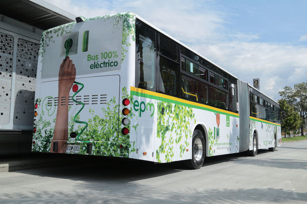 Presentación primer bus articulado eléctrico
Presentación del primer bus articulado eléctrico
Fecha: Abril 3 de 2018
Para descargar esta fotografía en alta resolución, haga clic sobre la imagen hasta que la misma se despliegue en la pantalla completa; luego dé clic derecho y elija la opción "guardar imagen como". 
En caso de publicación por cualquier medio, solicitamos acompañarla del crédito: "Foto EPM"
Palabras clave: Presentación primer bus articulado eléctrico