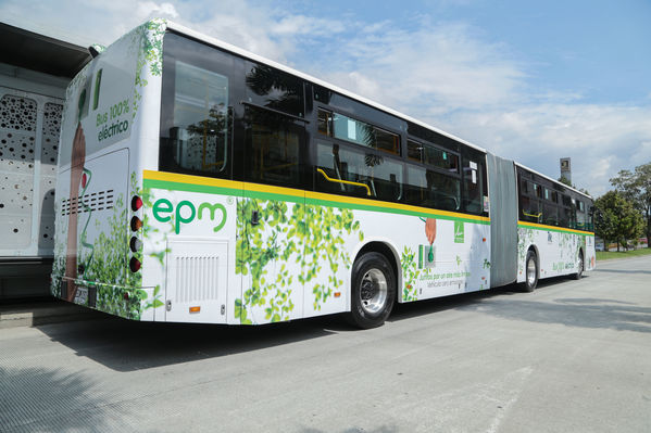 Presentación primer bus articulado eléctrico
Presentación del primer bus articulado eléctrico
Fecha: Abril 3 de 2018
Para descargar esta fotografía en alta resolución, haga clic sobre la imagen hasta que la misma se despliegue en la pantalla completa; luego dé clic derecho y elija la opción "guardar imagen como". 
En caso de publicación por cualquier medio, solicitamos acompañarla del crédito: "Foto EPM"
Palabras clave: Presentación primer bus articulado eléctrico