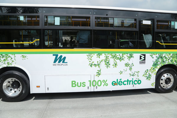 Presentación primer bus articulado eléctrico
Presentación del primer bus articulado eléctrico
Fecha: Abril 3 de 2018
Para descargar esta fotografía en alta resolución, haga clic sobre la imagen hasta que la misma se despliegue en la pantalla completa; luego dé clic derecho y elija la opción "guardar imagen como". 
En caso de publicación por cualquier medio, solicitamos acompañarla del crédito: "Foto EPM"
Palabras clave: Presentación primer bus articulado eléctrico