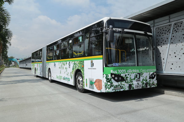 Presentación primer bus articulado eléctrico
Presentación del primer bus articulado eléctrico
Fecha: Abril 3 de 2018
Para descargar esta fotografía en alta resolución, haga clic sobre la imagen hasta que la misma se despliegue en la pantalla completa; luego dé clic derecho y elija la opción "guardar imagen como". 
En caso de publicación por cualquier medio, solicitamos acompañarla del crédito: "Foto EPM"
Palabras clave: Presentación primer bus articulado eléctrico