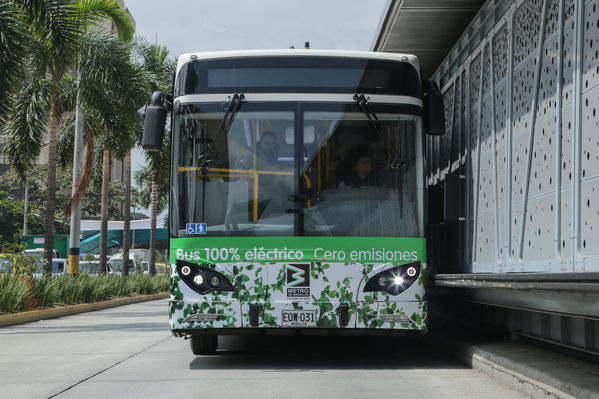 Presentación primer bus articulado eléctrico
Presentación del primer bus articulado eléctrico
Fecha: Abril 3 de 2018
Para descargar esta fotografía en alta resolución, haga clic sobre la imagen hasta que la misma se despliegue en la pantalla completa; luego dé clic derecho y elija la opción "guardar imagen como". 
En caso de publicación por cualquier medio, solicitamos acompañarla del crédito: "Foto EPM"
Palabras clave: Presentación primer bus articulado eléctrico
