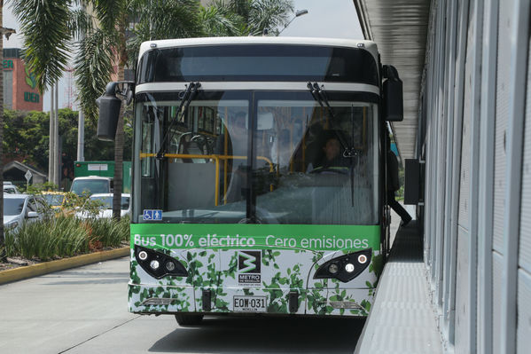 Presentación primer bus articulado eléctrico
Presentación del primer bus articulado eléctrico
Fecha: Abril 3 de 2018
Para descargar esta fotografía en alta resolución, haga clic sobre la imagen hasta que la misma se despliegue en la pantalla completa; luego dé clic derecho y elija la opción "guardar imagen como". 
En caso de publicación por cualquier medio, solicitamos acompañarla del crédito: "Foto EPM"
Palabras clave: Presentación primer bus articulado eléctrico