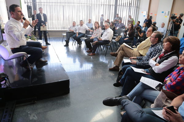 Rendición pública  de cuentas 2018.
Rendición pública  de cuentas 2018.
Fecha: 13 Abril 2018
Para descargar esta fotografía en alta resolución, haga clic sobre la imagen hasta que la misma se despliegue en la pantalla completa; luego dé clic derecho y elija la opción "guardar imagen como". 
En caso de publicación por cualquier medio, solicitamos acompañarla del crédito: "Foto EPM"

Palabras clave: Rendición pública cuentas 2018