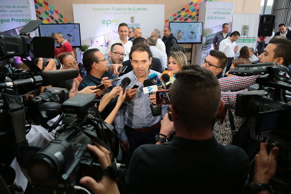 Rendición pública  de cuentas 2018.
Rendición pública  de cuentas 2018.
Fecha: 13 Abril 2018
Para descargar esta fotografía en alta resolución, haga clic sobre la imagen hasta que la misma se despliegue en la pantalla completa; luego dé clic derecho y elija la opción "guardar imagen como". 
En caso de publicación por cualquier medio, solicitamos acompañarla del crédito: "Foto EPM"

Palabras clave: Rendición pública cuentas 2018