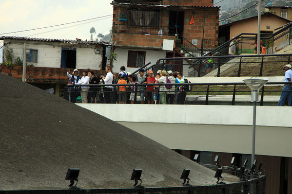 Vista de extranjeros a UVA
Vista de extranjeros a UVA
Fecha: Abril 11 de 2014. Lugar: UVA Moscú y Versalles
Para descargar esta fotografía en alta resolución, haga clic sobre la imagen hasta que la misma se despliegue en la pantalla completa; luego dé clic derecho y elija la opción "guardar imagen como". 
En caso de publicación por cualquier medio, solicitamos acompañarla del crédito: "Foto EPM"

Palabras clave: Vista extranjeros UVA