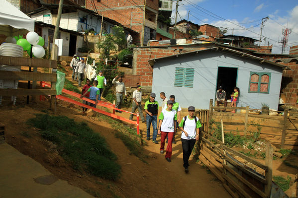 Brigada Comunitaria
Brigada Comunitaria
Fecha: Abril 5 de 2014. Lugar: Barrio Santo Domingo
Para descargar esta fotografía en alta resolución, haga clic sobre la imagen hasta que la misma se despliegue en la pantalla completa; luego dé clic derecho y elija la opción "guardar imagen como". 
En caso de publicación por cualquier medio, solicitamos acompañarla del crédito: "Foto EPM"
Palabras clave: Brigada Comunitaria