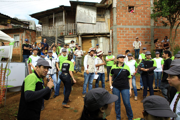 Brigada Comunitaria
Brigada Comunitaria
Fecha: Abril 5 de 2014. Lugar: Barrio Santo Domingo
Para descargar esta fotografía en alta resolución, haga clic sobre la imagen hasta que la misma se despliegue en la pantalla completa; luego dé clic derecho y elija la opción "guardar imagen como". 
En caso de publicación por cualquier medio, solicitamos acompañarla del crédito: "Foto EPM"
Palabras clave: Brigada Comunitaria